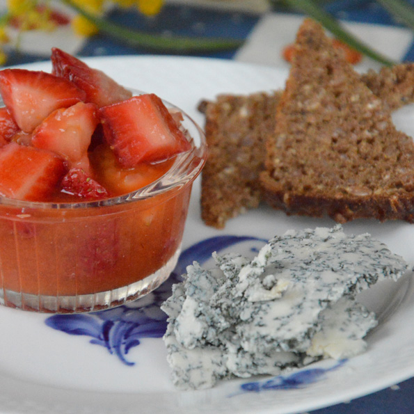 Cabrales med jordbærsalat