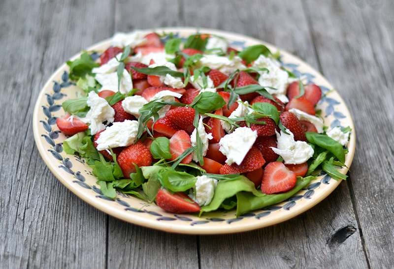 Salat med jordbær og mozzarella