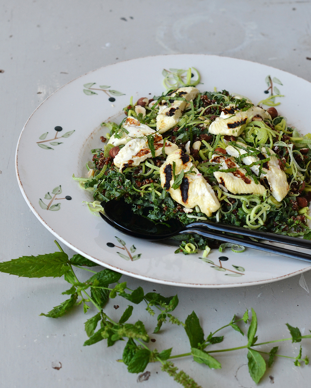 Quinoasalat med halloumi